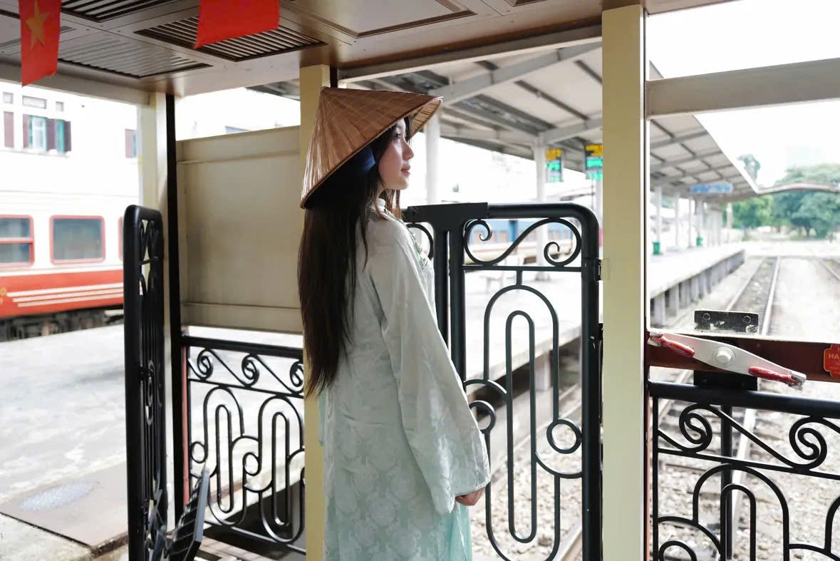 Áo dài truyền thống Việt Nam được nhiều du khách lựa chọn khi đi tàu Hà Nội 5 Cửa Ô