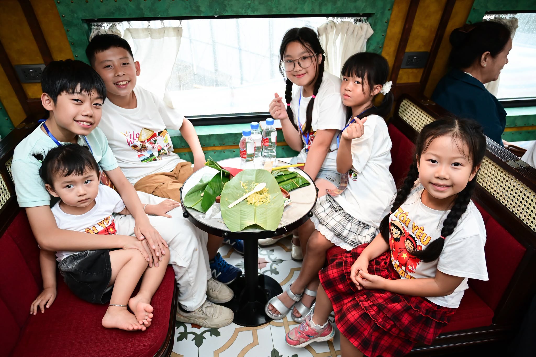Hành trình tàu Hà Nội 5 Cửa Ô được nhiều gia đình lựa chọn vào cuối tuần vì phù hợp với lịch nghỉ của các bạn nhỏ